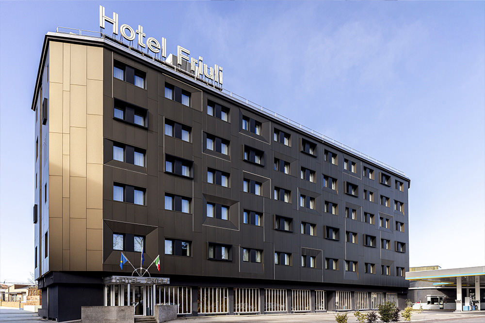 Recladding per l’Hotel Friuli: rinnovare l’identità preservandone la storicità Recladding per l’Hotel Friuli: rinnovare l’identità preservandone la storicità
