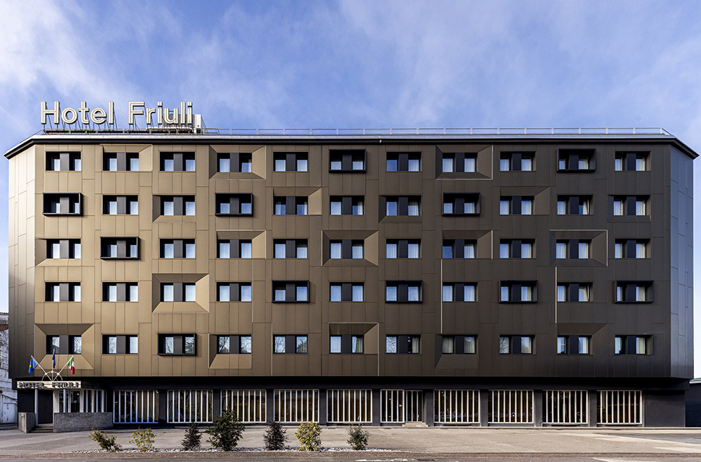 Recladding per l’Hotel Friuli: rinnovare l’identità preservandone la storicità